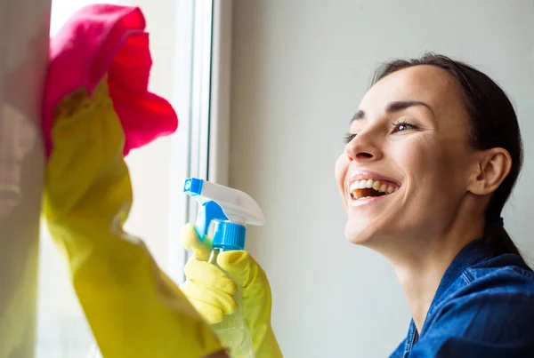 Gyönyörű Fiatal Duster Spray Használatával Házban Windows Takarítás Közben — Stock Fotó