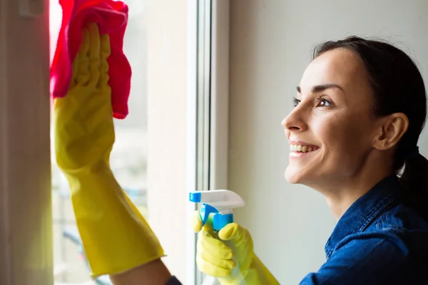 Belle Jeune Femme Utilisant Plumeau Spray Lors Nettoyage Des Fenêtres — Photo