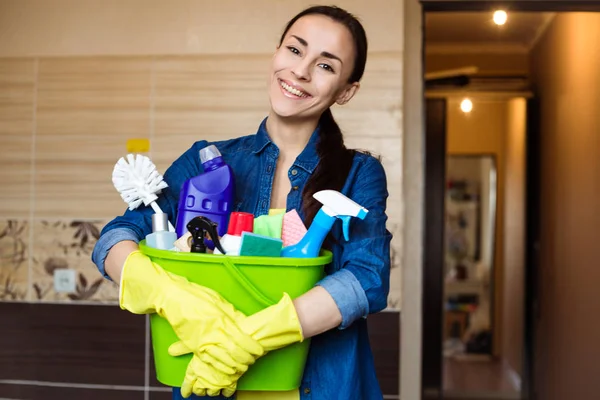 Mulher Com Equipamentos Suprimentos Para Limpeza Casa Mãos — Fotografia de Stock