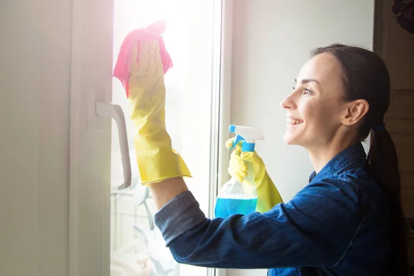 Güzel Genç Kadın Evde Pencereler Temizlerken Bir Toz Bezi Bir — Stok fotoğraf