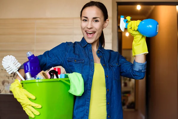 Mujer Con Equipo Los Suministros Para Limpieza Casa Las Manos — Foto de Stock
