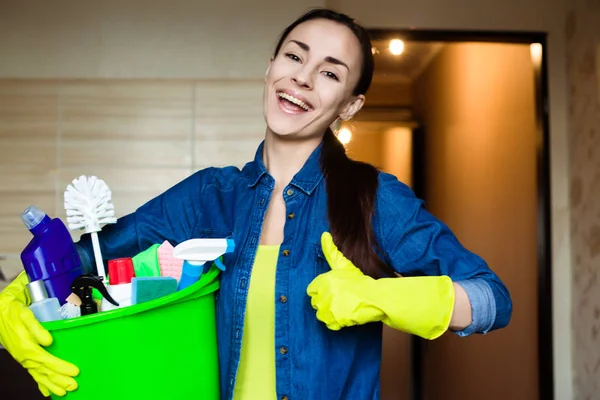 Donna Con Attrezzature Forniture Pulizia Casa Mano — Foto Stock