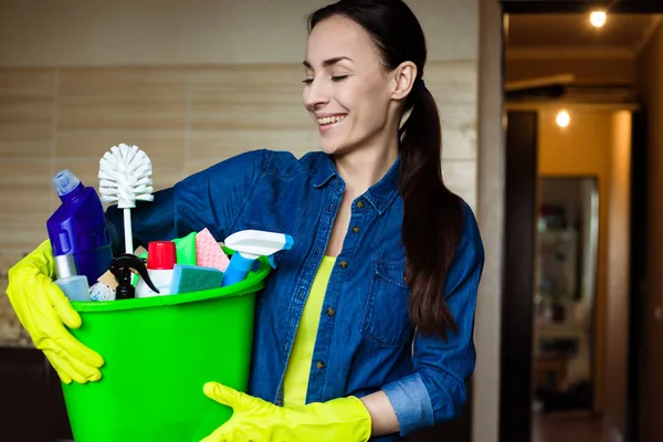 Mujer Con Equipo Los Suministros Para Limpieza Casa Las Manos —  Fotos de Stock
