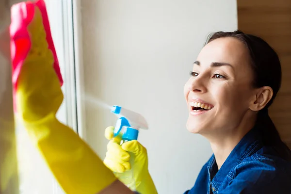 Hermosa Mujer Joven Usando Plumero Aerosol Mientras Limpia Ventanas Casa — Foto de Stock