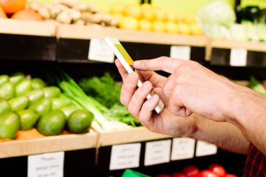Markette Smartphone kullanarak eller mans