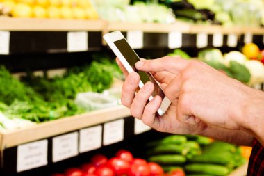 Markette Smartphone kullanarak eller mans