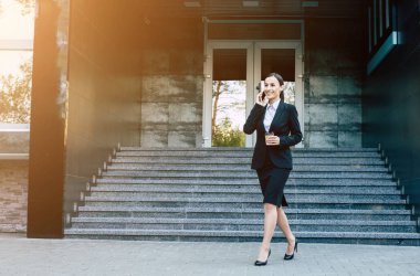 Genç işkadını ofisinin Smartphone cep telefonu ile konuşmak