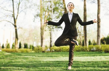 Genç beyaz esmer işkadını uygun pratik yoga açık havada