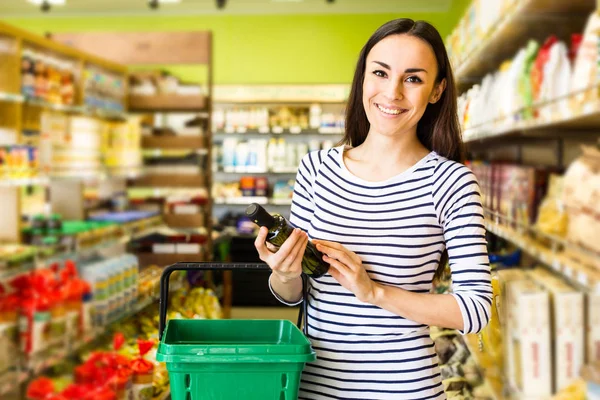 Leende Unga Kaukasiska Kvinnan Att Välja Produkter Från Hyllorna Stormarknad — Stockfoto