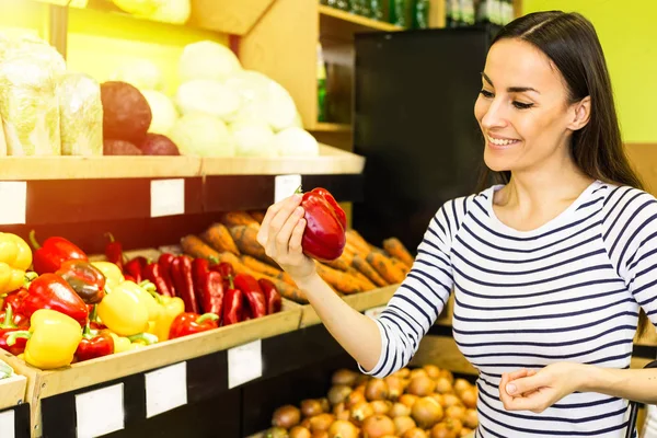 Улыбающаяся Кавказская Брюнетка Корзиной Пытается Выбрать Овощи Продуктовом — стоковое фото