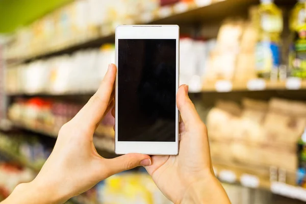 Kvinna Med Smartphone Samtidigt Köpa Produkter Stormarknad — Stockfoto