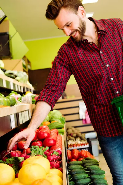 식료품가 게에서 야채를 빨간색 셔츠에 — 스톡 사진