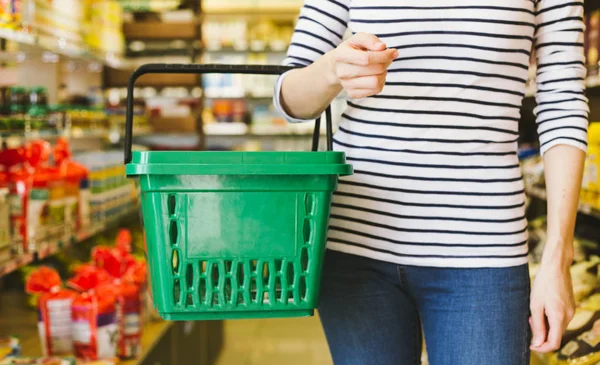 Kvinna Anläggning Varukorgen Och Köpa Produkter Stormarknad — Stockfoto