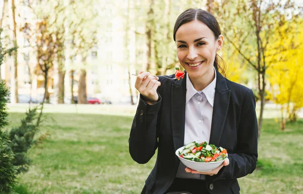 Jonge Kaukasische Brunette Zakenvrouw Pak Eten Salade Buitenshuis Begrip Van — Stockfoto