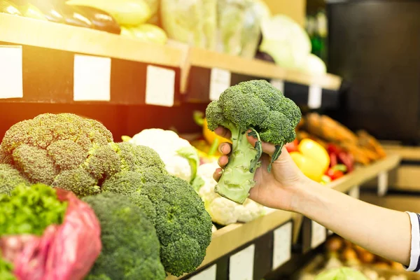 Kvinnans Hand Välja Broccoli Livsmedelsbutiker — Stockfoto