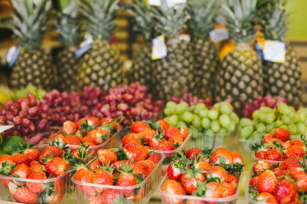 スーパー マーケットでさまざまな果物とショーケースします — ストック写真