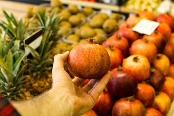 Mans Mano Scegliere Melograno Drogheria — Foto Stock