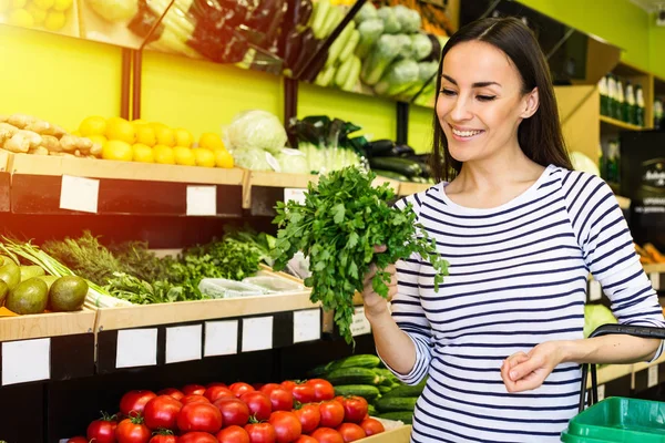 Улыбающаяся Кавказская Брюнетка Корзиной Пытается Выбрать Овощи Продуктовом — стоковое фото