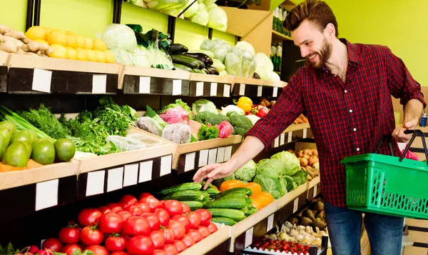 Белый Мужчина Красной Клетчатой Рубашке Выбирает Овощи Продуктовом — стоковое фото