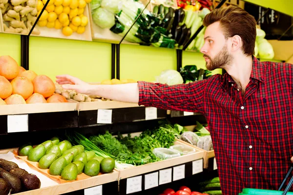 Man Gör Frukt Köper Snabbköpet — Stockfoto