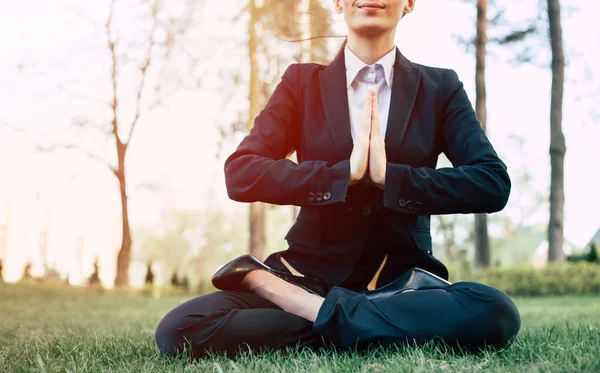 Joven Mujer Negocios Morena Caucásica Traje Meditando Aire Libre — Foto de Stock