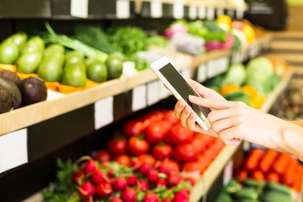 Kvinna Med Smartphone Samtidigt Köpa Produkter Stormarknad — Stockfoto