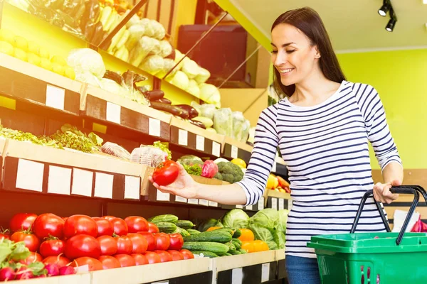 Улыбающаяся Кавказская Брюнетка Корзиной Пытается Выбрать Овощи Продуктовом — стоковое фото