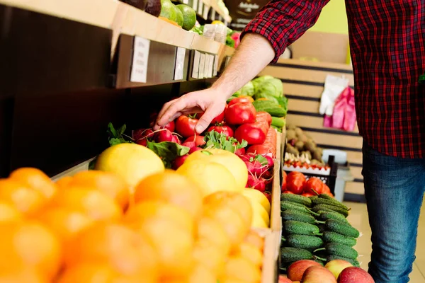 Белый Мужчина Красной Клетчатой Рубашке Выбирает Овощи Продуктовом — стоковое фото