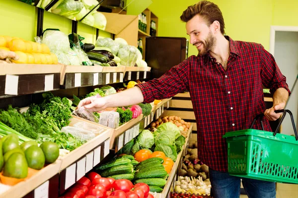 Белый Мужчина Красной Клетчатой Рубашке Выбирает Овощи Продуктовом — стоковое фото