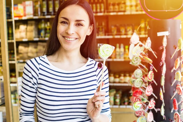 Cukierki Gospodarstwa Kobieta Supermarkecie — Zdjęcie stockowe