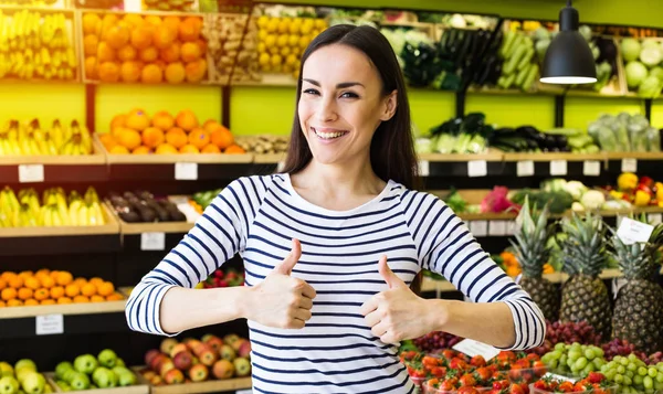 Jonge Vrouw Poseren Supermarkt Achtergrond Van Groenten Fruit — Stockfoto