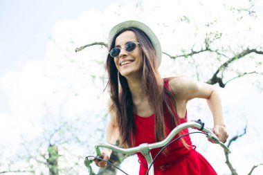 bisikletle açık poz güneş gözlüklü genç kadın