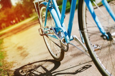 Mavi Bisiklet pedallar ve tekerlekler açık kapat