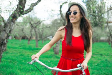 bisikletle açık poz güneş gözlüklü genç kadın