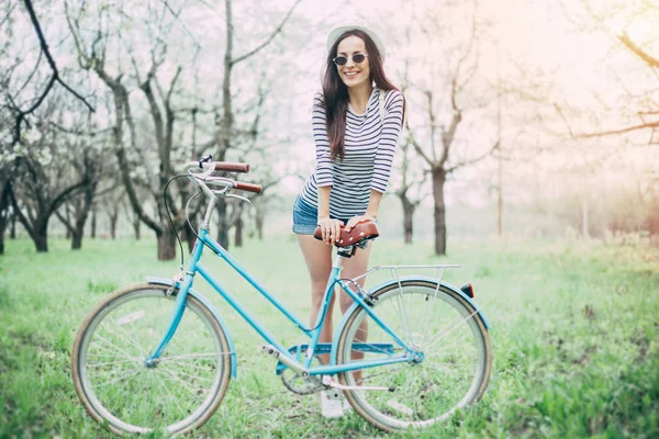 Junge Frau Mit Sonnenbrille Und Hut Posiert Mit Fahrrad Freien — Stockfoto