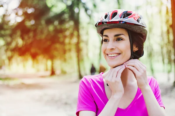 Sorrindo Jovem Mulher Colocando Capacete Bicicleta Livre — Fotografia de Stock