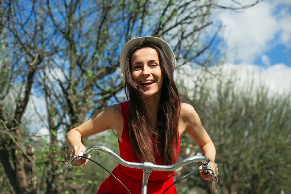 Binicilik Bisiklet Açık Kırmızı Elbiseli Genç Gülümseyen Kadın — Stok fotoğraf