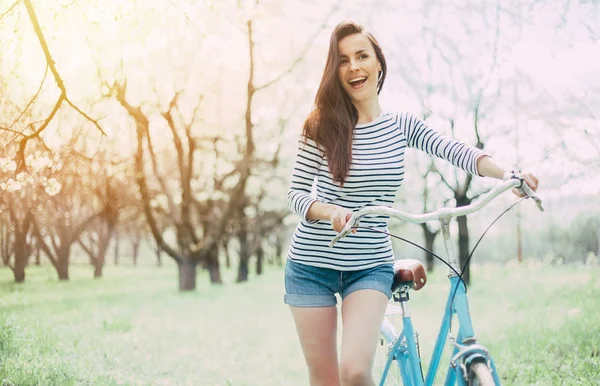 Sorrindo Jovem Mulher Com Bicicleta Fundo Jardim — Fotografia de Stock