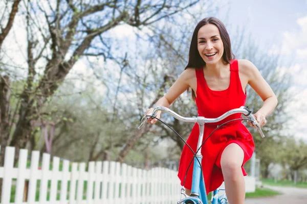 Sorrindo Jovem Mulher Vestido Vermelho Andando Bicicleta Durante Dia — Fotografia de Stock