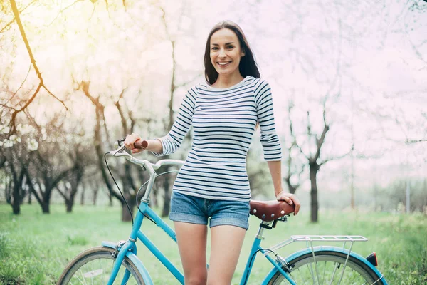 Sorrindo Jovem Mulher Com Bicicleta Fundo Jardim — Fotografia de Stock