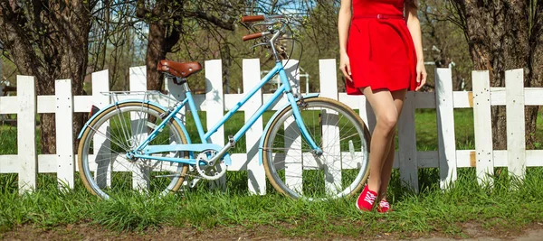 Junge Frau Steht Neben Fahrrad Auf Weißem Zaun Hintergrund — Stockfoto
