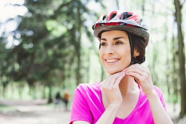 Sorrindo Jovem Mulher Colocando Capacete Bicicleta Livre — Fotografia de Stock
