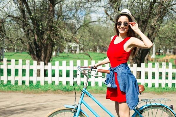 Bisikletle Açık Poz Güneş Gözlüklü Genç Kadın — Stok fotoğraf