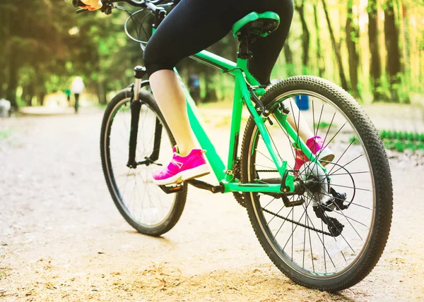Pernas Jovem Caucasiano Mulher Equitação Esporte Bicicleta Montanha Floresta — Fotografia de Stock
