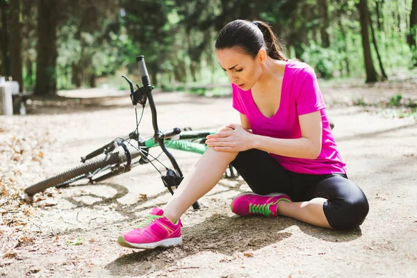 Verwonding Van Knie Tijdens Het Rijden Van Fiets Meisje Zittend — Stockfoto