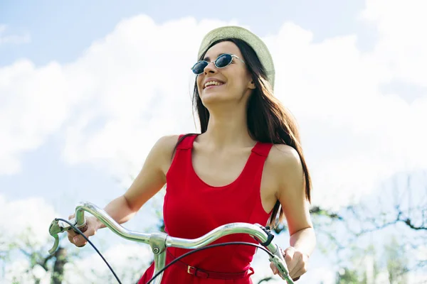 Jovem Mulher Óculos Sol Posando Bicicleta Livre — Fotografia de Stock