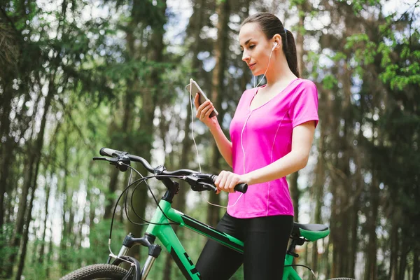 Mulher Desportiva Com Telefone Bicicleta Montanha Floresta — Fotografia de Stock