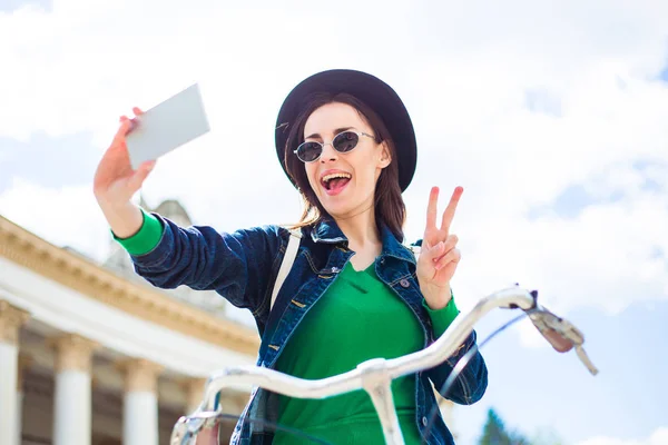 Mujer Joven Sombrero Negro Tomando Selfie Mientras Monta Bicicleta Aire —  Fotos de Stock