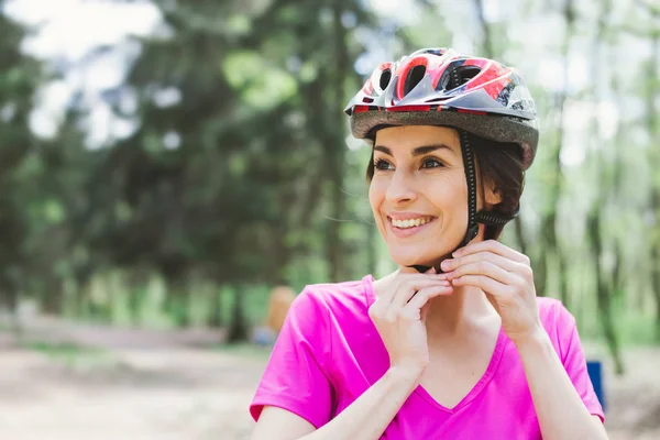 Sorrindo Jovem Mulher Colocando Capacete Bicicleta Livre — Fotografia de Stock