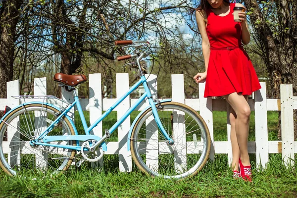 Beyaz Çit Açık Yakınındaki Bisikleti Ile Poz Kırmızı Elbiseli Genç — Stok fotoğraf